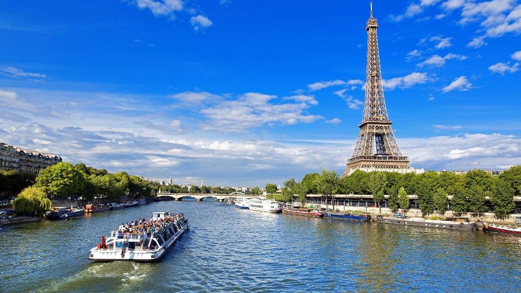 Pháp luôn được xem là đất nước lãng mạn nhất thế giới, một quốc gia giàu  truyền thống văn hóa, lịch sử. Không chỉ thu hút với nhiều công trình kiến  trúc
